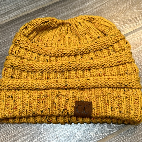 Set of CC knit beanies with hole for pony tail pink and heathered mustard - Picture 5 of 7